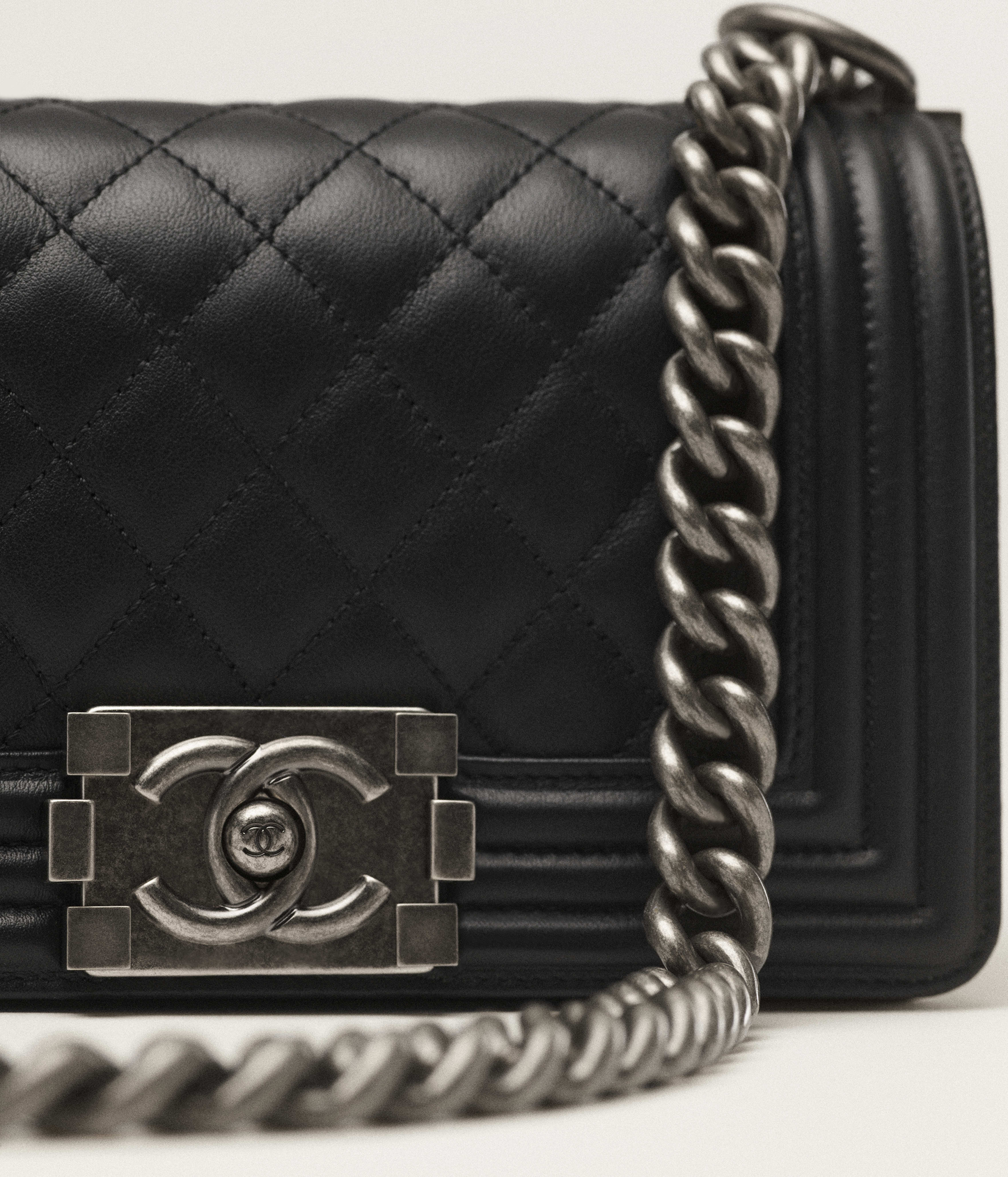 BOY CHANEL Kleine Tasche - Schwarz - Kalbsleder & Metall mit Ruthenium-Finish - Ansicht Artistique 4